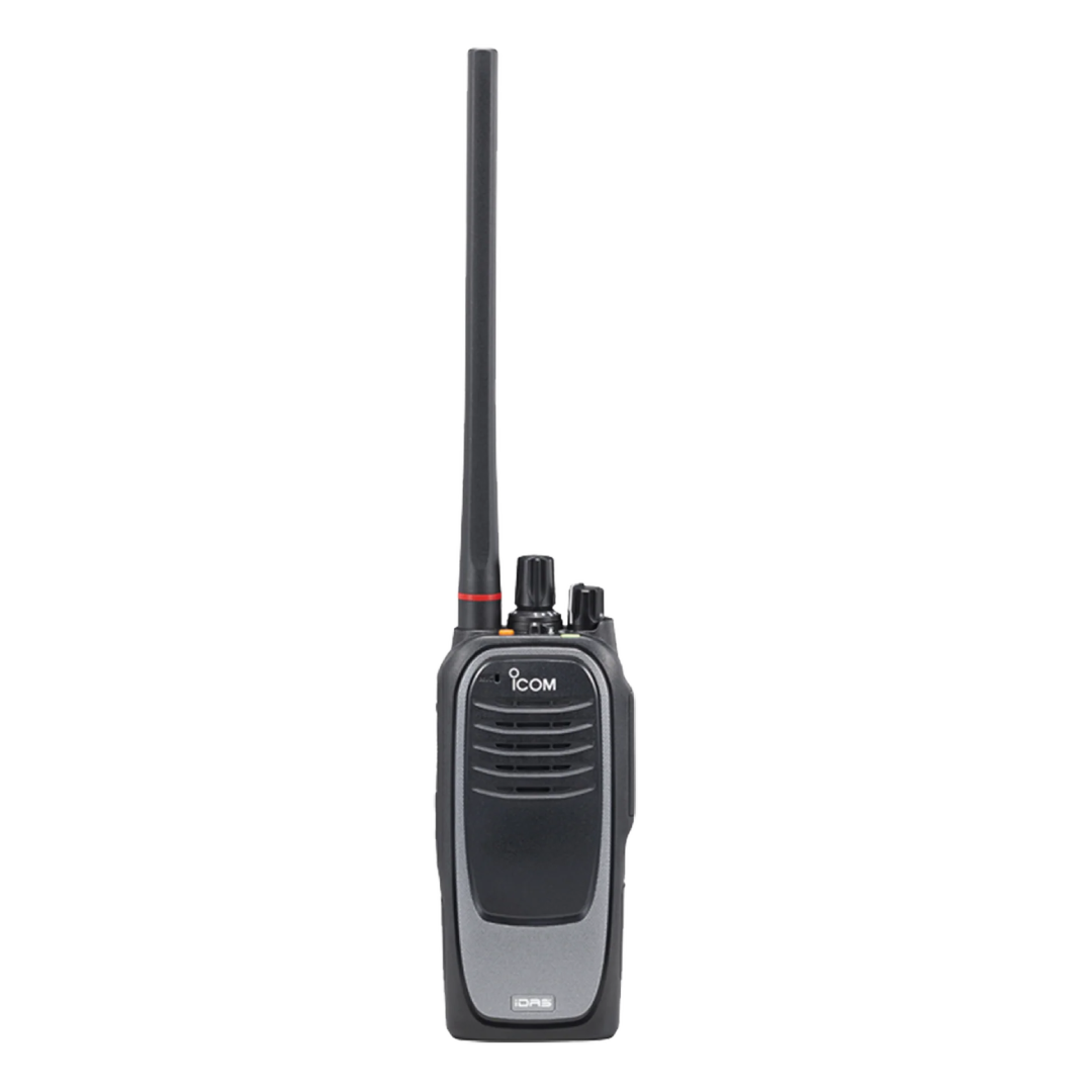 Radio digital NXDN sin pantalla en la banda de UHF, rango de frecuencia 450-512MHz, sumergible IP67, con encriptación DES, GPS, bluethooth, grabador de voz, 32 canales. Batería, cargador, antena y clip incluidos.